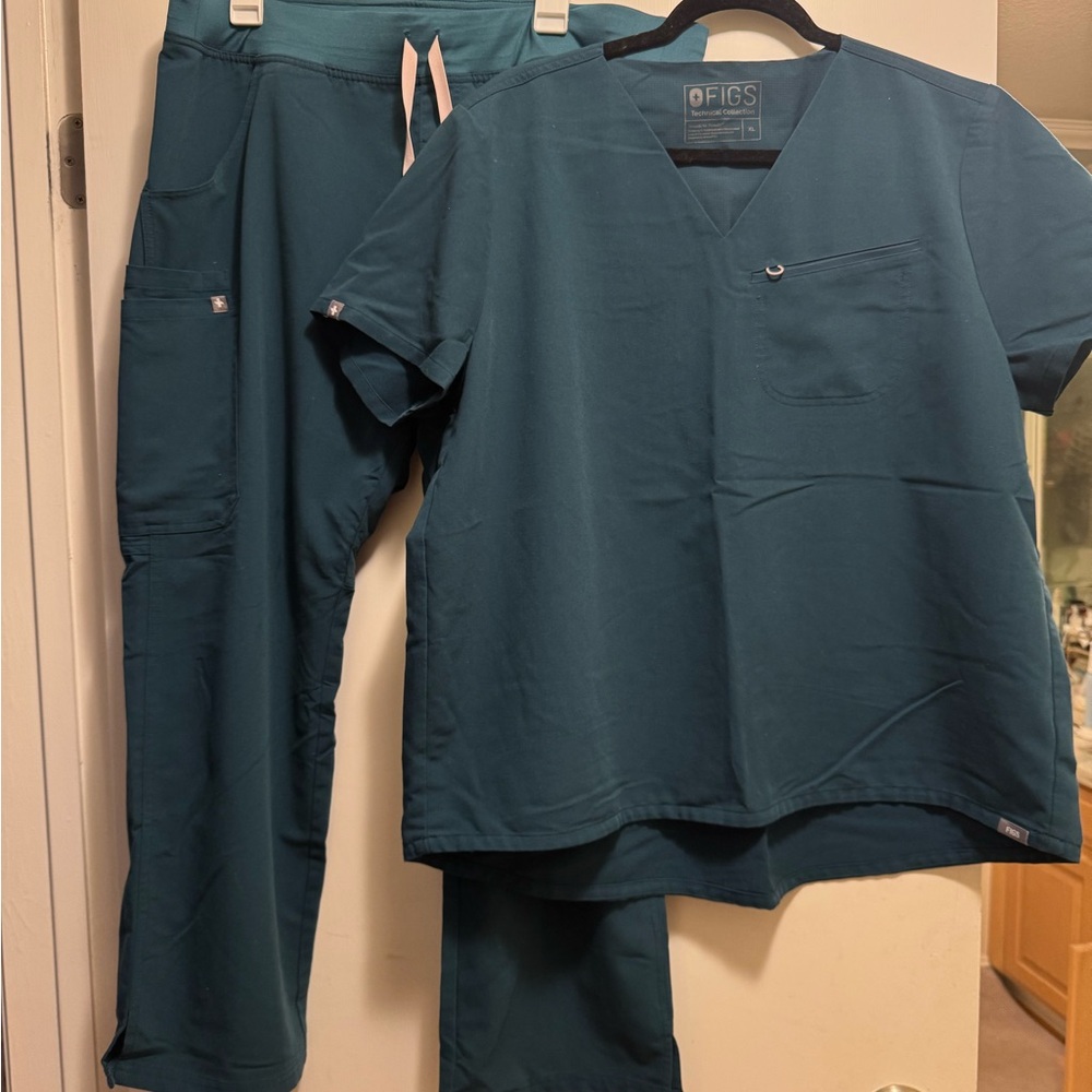FIGS Caribbean Blue Scrub Set - Top & Pants XL Set